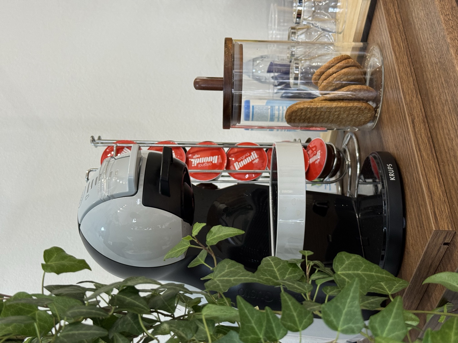 Máquina de café e bolachas para os clientes